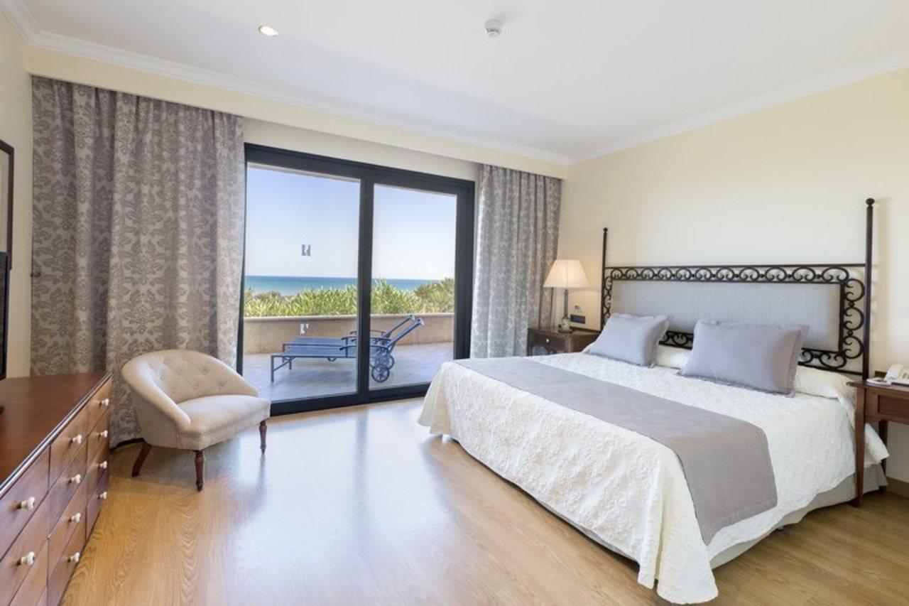 Hipotels Barrosa Palace & Spa 치클라나 데 라 프론테라 외부 사진 A bedroom at the hotel