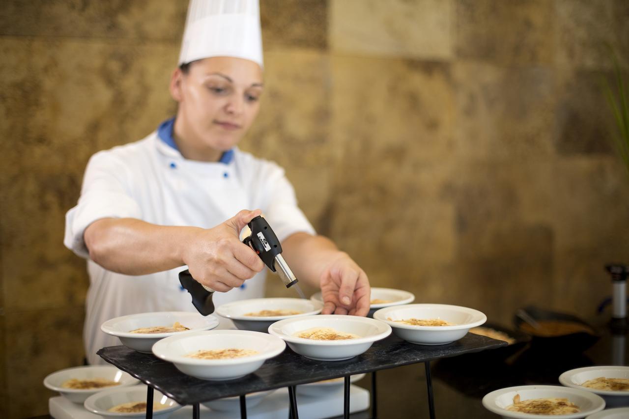 Hipotels Barrosa Palace & Spa 치클라나 데 라 프론테라 외부 사진 A sous chef preparing food