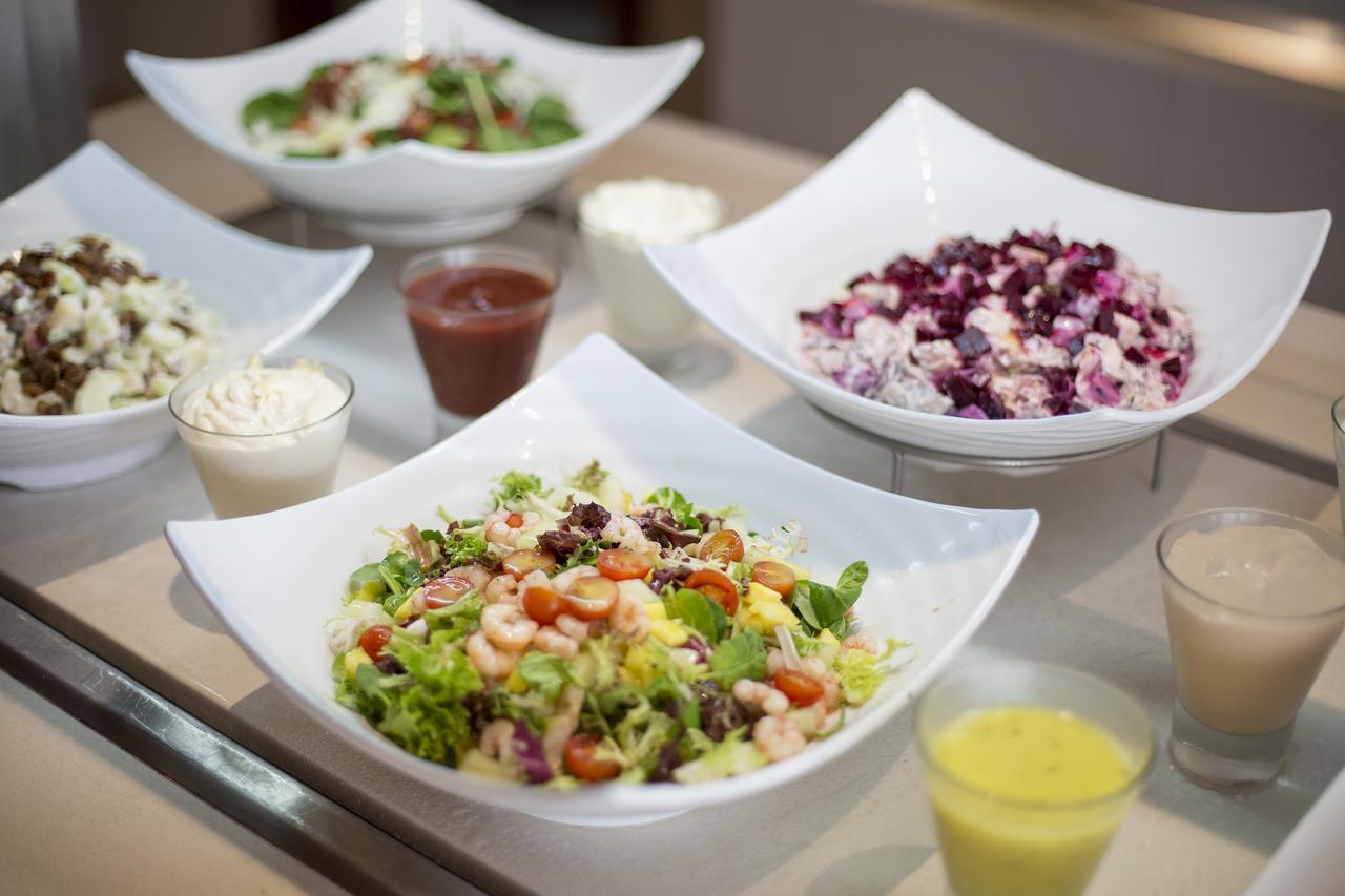 Hipotels Barrosa Palace & Spa 치클라나 데 라 프론테라 외부 사진 A selection of salads at a salad bar